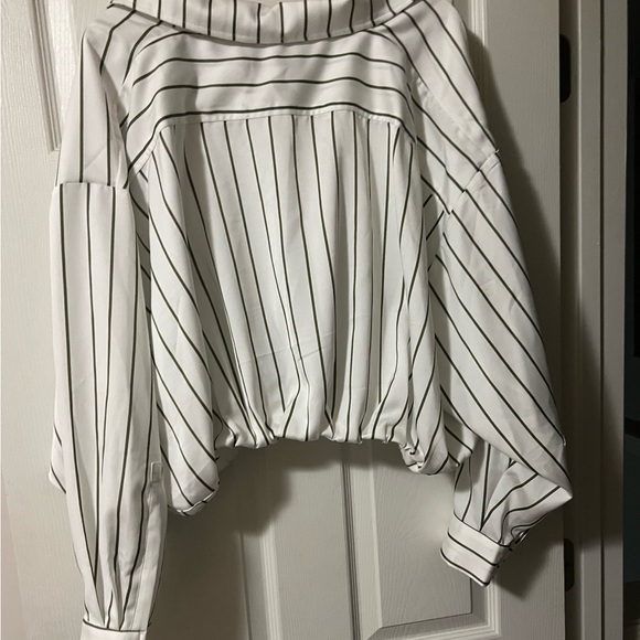 Midriff  Blouse - Picture 5 of 6